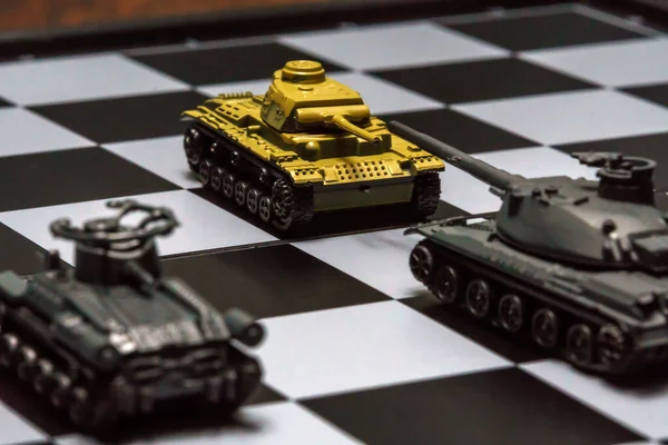 Speelgoedtanks Een Schaakbord Het Concept Van Een Militaire Strategie — Stockfoto