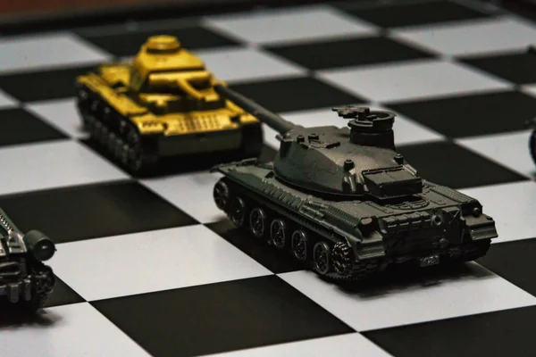 Spielzeugpanzer Auf Einem Schachbrett Das Konzept Der Militärstrategie — Stockfoto