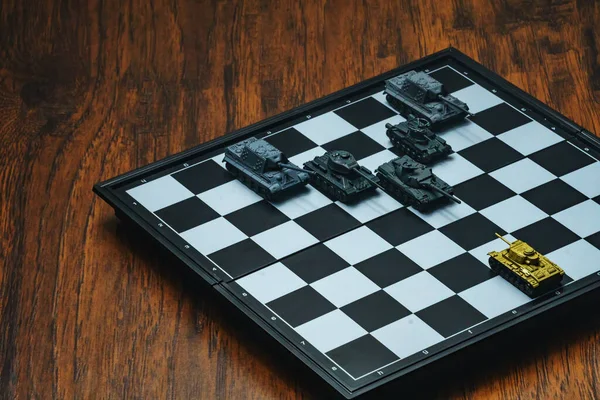 Игрушечные Танки Шахматной Доске Концепция Военной Стратегии — стоковое фото
