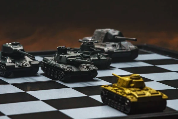 Tanques Brinquedo Num Tabuleiro Xadrez Conceito Estratégia Militar — Fotografia de Stock