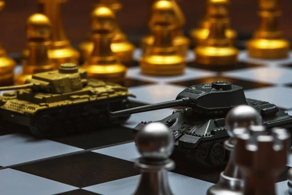 棋盘上有棋子的玩具坦克 军事战略的概念 — 图库照片