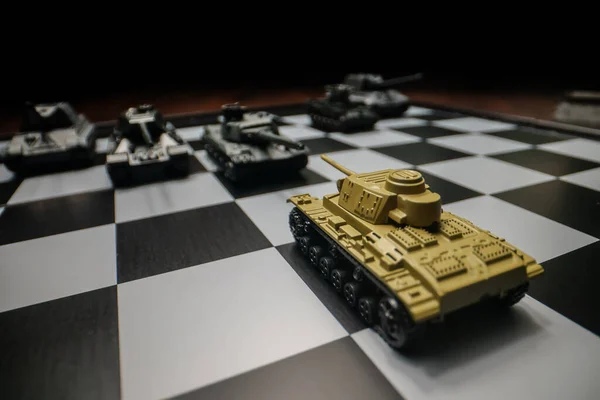Spielzeugpanzer Auf Einem Schachbrett Das Konzept Der Militärstrategie — Stockfoto