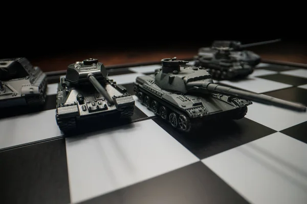 Satranç Tahtasındaki Oyuncak Tanklar Askeri Strateji Kavramı — Stok fotoğraf