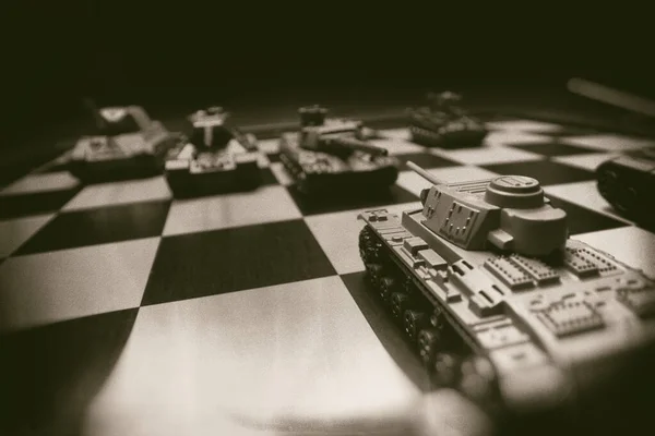 Nádrže Hračky Šachovnici Koncept Vojenské Strategie — Stock fotografie
