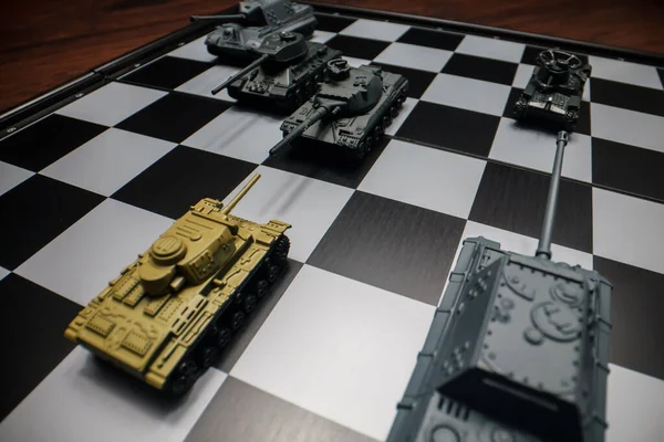 Satranç Tahtasındaki Oyuncak Tanklar Askeri Strateji Kavramı — Stok fotoğraf