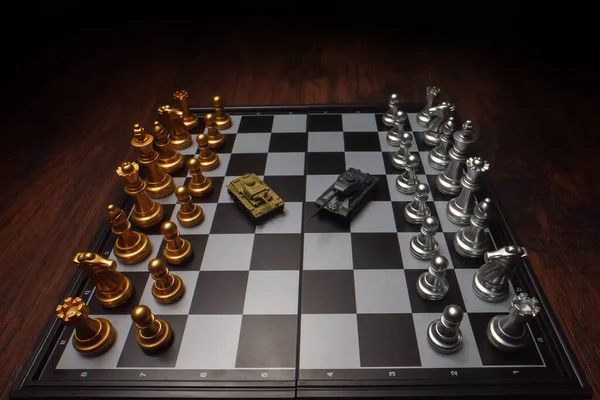 Іграшкові Танки Шахами Шахівниці Концепція Військової Стратегії — стокове фото