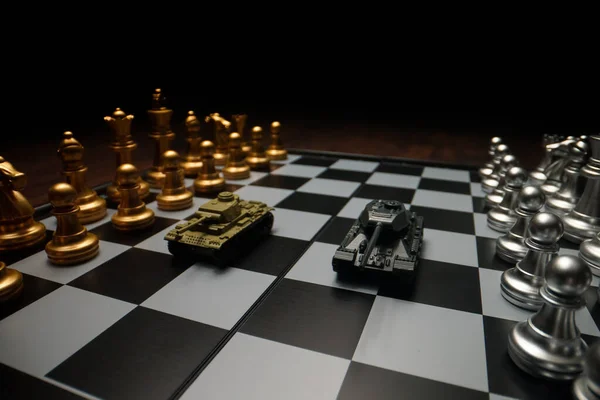 Hračkové Tanky Šachy Šachovnici Koncepce Vojenské Strategie — Stock fotografie