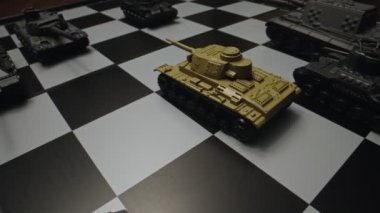 Satranç tahtasındaki oyuncak tanklar. Askeri strateji kavramı.