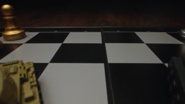 Satranç tahtasında satranç oynayan oyuncak tanklar. Askeri strateji kavramı.