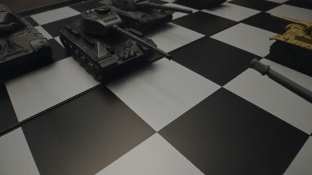 チェスボード上のおもちゃのタンク 軍事戦略の概念 — ストック動画