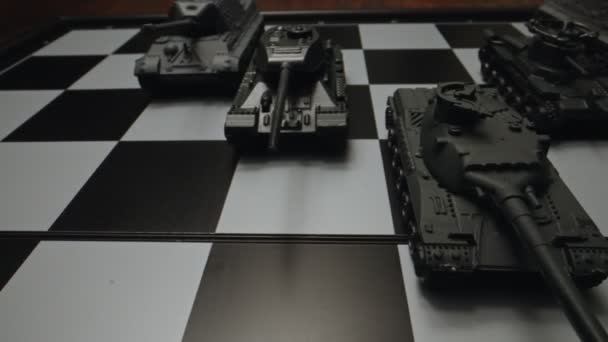 Speelgoedtanks Een Schaakbord Het Concept Van Een Militaire Strategie — Stockvideo