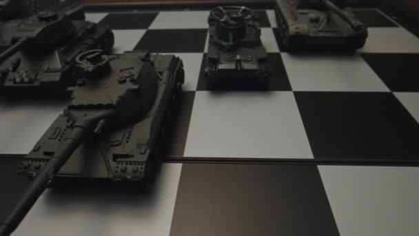 Speelgoedtanks Een Schaakbord Het Concept Van Een Militaire Strategie — Stockvideo