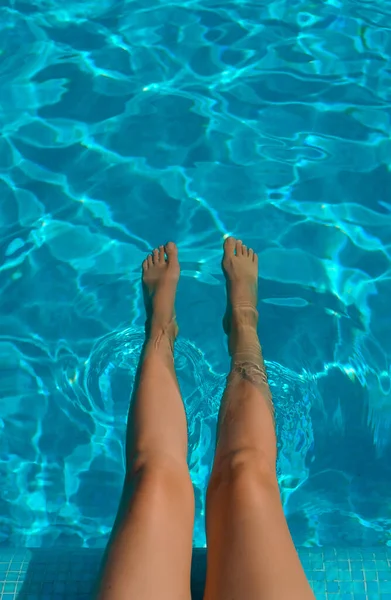 Dişi Bacaklar Havuzun Kenarında Oturan Kadın — Stok fotoğraf