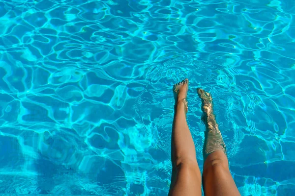 Dişi Bacaklar Havuzun Kenarında Oturan Kadın — Stok fotoğraf