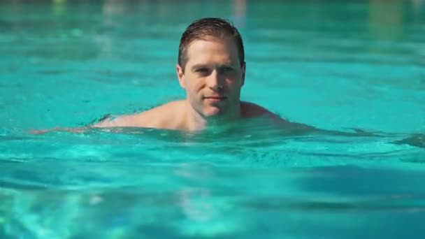 Pria Berenang Kolam Renang Luar Ruangan — Stok Video
