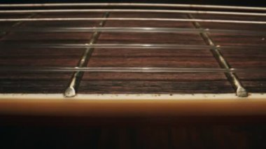 Klasik fretboard altı telli elektro gitar.