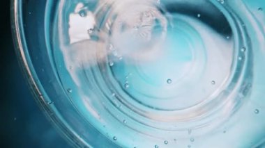 Bir bardak maden suyunda hava kabarcıkları.