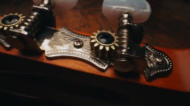 Gitar mandalları altı telli İspanyol gitarında.