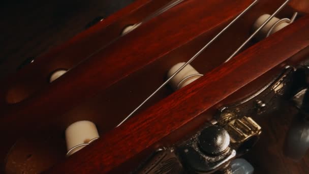 Κιθάρες Μια Ισπανική Κιθάρα Έξι Χορδών — Αρχείο Βίντεο