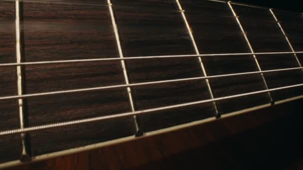 Saiten Spielen Auf Semi Akustischer Gitarre — Stockvideo