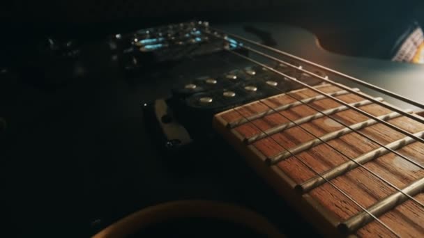 Detailní Záběr Poloakustické Elektrické Kytary — Stock video