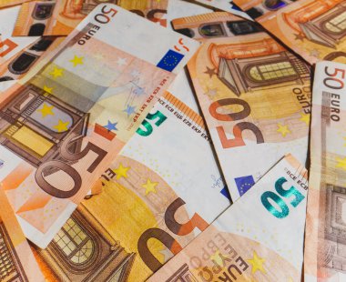 Elli avroluk banknotlar halinde bir sürü euro..