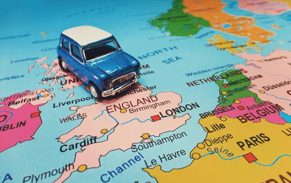 Pequeno Carro Retro Brinquedo Meio Mapa Reino Unido Viagem Carro — Fotografia de Stock