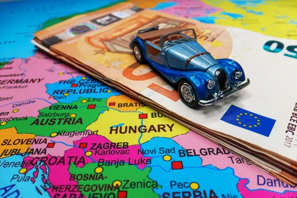 欧洲地图上的可兑换汽车和欧元现钞 — 图库照片