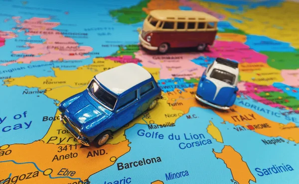 Pequenos Carros Retro Brinquedo Meio Mapa Europa Viagem Carro Conceito — Fotografia de Stock