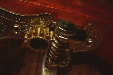 Gitar mandalları altı telli İspanyol gitarında.