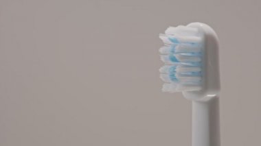 Elektrik ultrasonik diş fırçasının yakın plan görüntüsü.