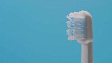 Elektrik ultrasonik diş fırçasının yakın plan görüntüsü.