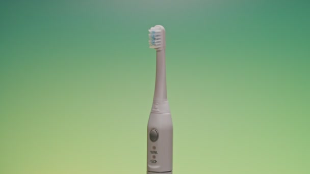 Elektrische Ultrasone Tandenborstel Veranderende Kleur Achtergrond — Stockvideo
