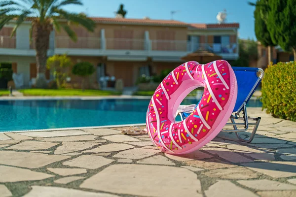 Prsten Tvaru Koblihy Bazénu Koncept Letních Prázdnin — Stock fotografie