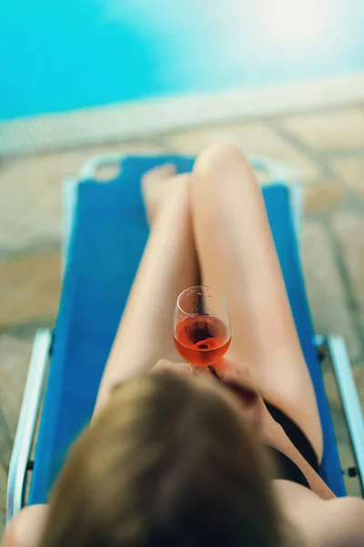 Bir Bardak Şarabı Olan Kadın Havuzda Dinleniyor — Stok fotoğraf