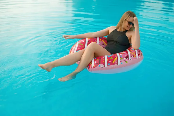 Hezká Žena Relaxační Bazén — Stock fotografie