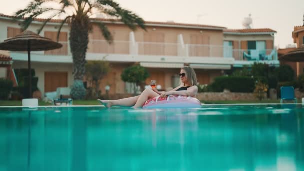 Žena Červenou Sklenkou Vína Relaxační Bazénu — Stock video