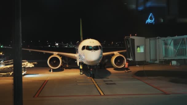 Tallinn Estland 2021 Underhåll Ett Airbaltic Flygplan Tallinns Flygplats — Stockvideo