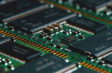 Elektronik bileşenleri olan yazdırılmış devre kartı.