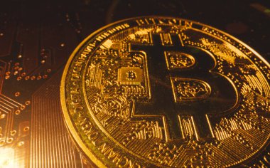 Altın Bitcoin 'in mikroçipteki fiziksel versiyonu.