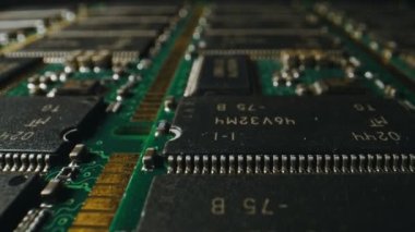 Elektronik bileşenleri olan yazdırılmış devre kartı.