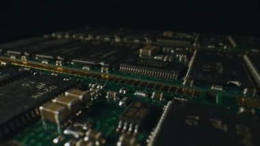 Elektronik bileşenleri olan yazdırılmış devre kartı.
