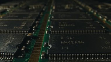 Elektronik bileşenleri olan yazdırılmış devre kartı.