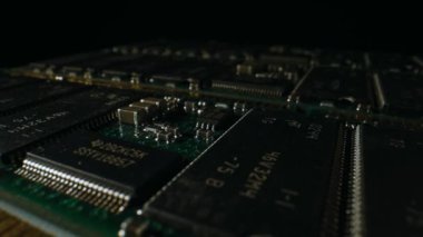 Elektronik bileşenleri olan yazdırılmış devre kartı.