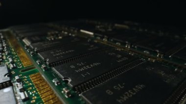 Elektronik bileşenleri olan yazdırılmış devre kartı.
