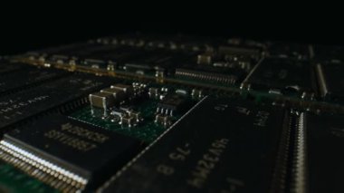 Elektronik bileşenleri olan yazdırılmış devre kartı.