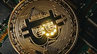 Altın Bitcoin 'in mikroçipteki fiziksel versiyonu.