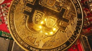 Altın Bitcoin 'in mikroçipteki fiziksel versiyonu.