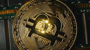 Altın Bitcoin 'in mikroçipteki fiziksel versiyonu.