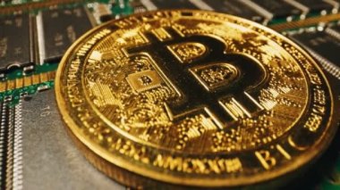 Altın Bitcoin 'in mikroçipteki fiziksel versiyonu.